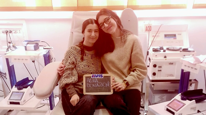 Il "regalo" di Giulia e Lucrezia: a 23 anni la prima donazione all'Avis