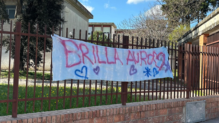 Lo striscione appeso davanti all'Istituto Tecnico 'Manetti-Porciatti' di Grosseto