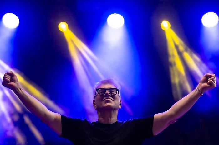 Michele Zarrillo in concerto al Teatro Moderno, una serata di musica e solidarietà in supporto alla Fondazione Il Sole
