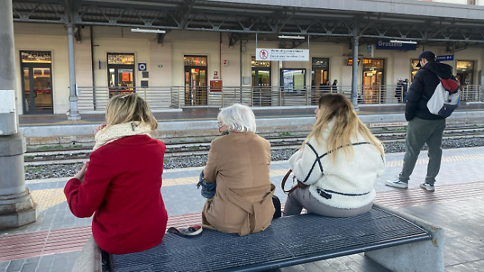 Una mattinata da incubo alla stazione: fino a mezz'ora di ritardo per tutti i treni