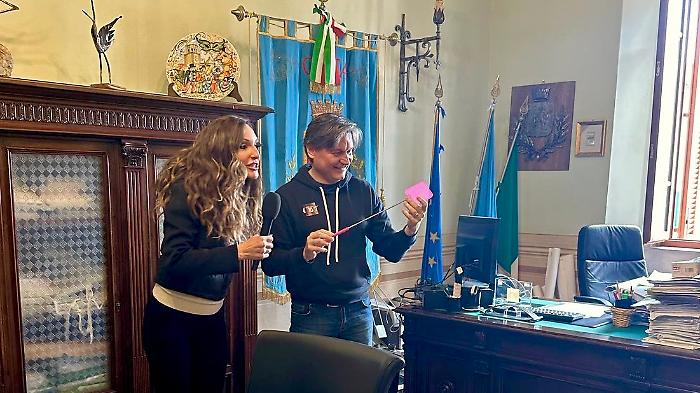 "Striscia la notizia" in Laguna per l'emergenza. E il sindaco balla il "Valzer del moscerino"