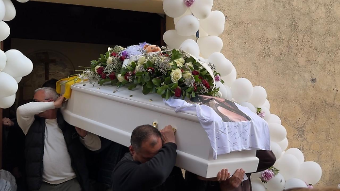 Palloncini, rose e lacrime: a Batignano l'addio ad Aurora
