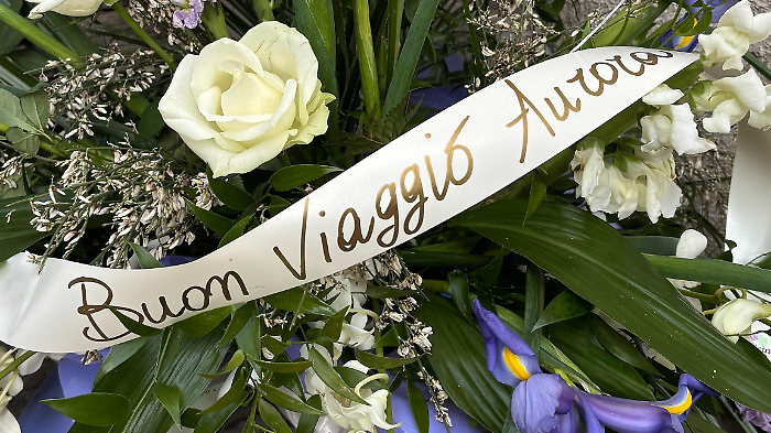 Un mazzo di fiori davanti alla chiesa di Batignano durante i funerali di Aurora Bellini