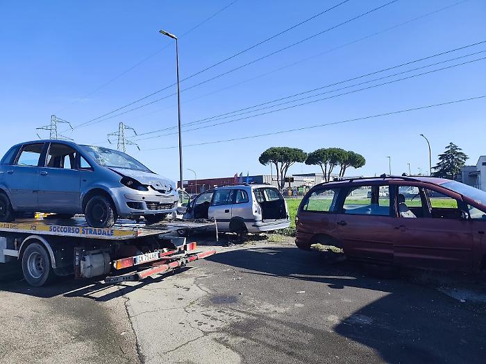 Operazione pulizia, via le carcasse di auto abbandonate dalla periferia della città