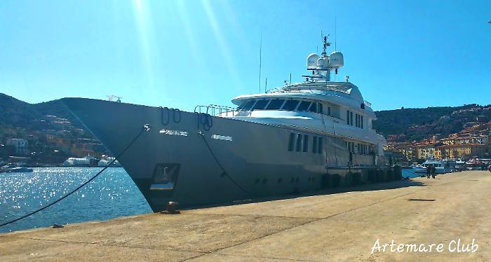 Il Superyacht 'Rose Pigre' approda per primo a Porto Santo Stefano e conquista l'affetto dei residenti