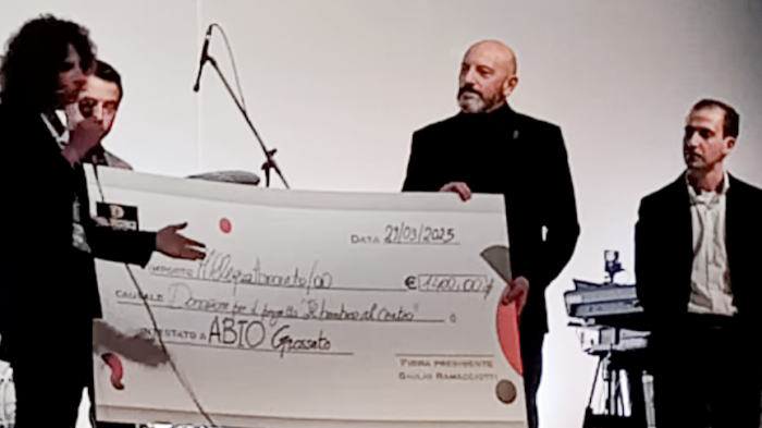 Il momento della consegna dell'assegno ad Abio Grosseto
