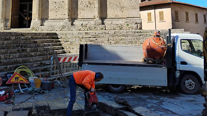 Piazza Garibaldi si rifà il look: gli archeologi scavano in cerca di reperti 