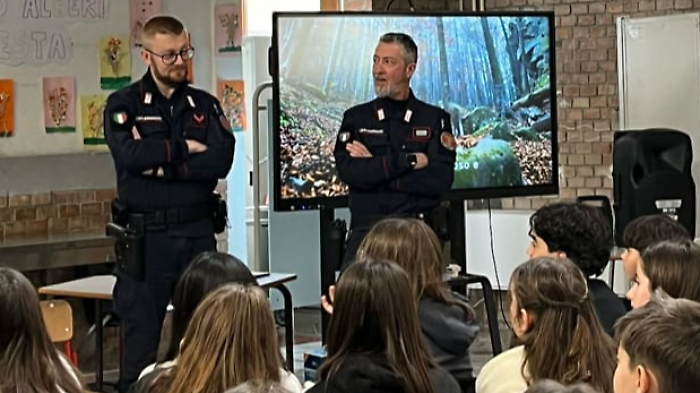 Un momento della lezione dei Carabinieri del Nucleo Forestale di Manciano