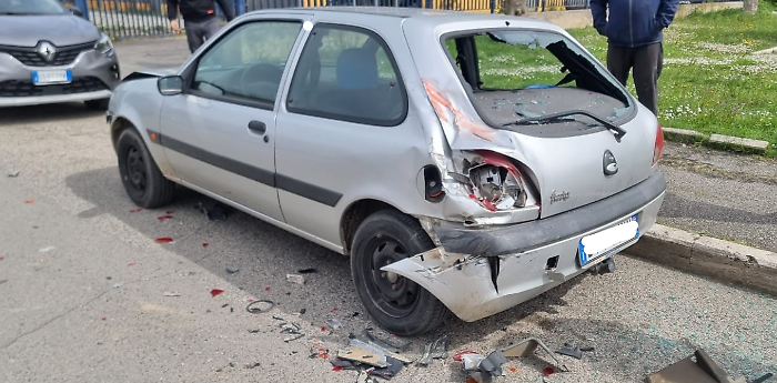 Camion distrugge auto in sosta per evitare un'altra vettura