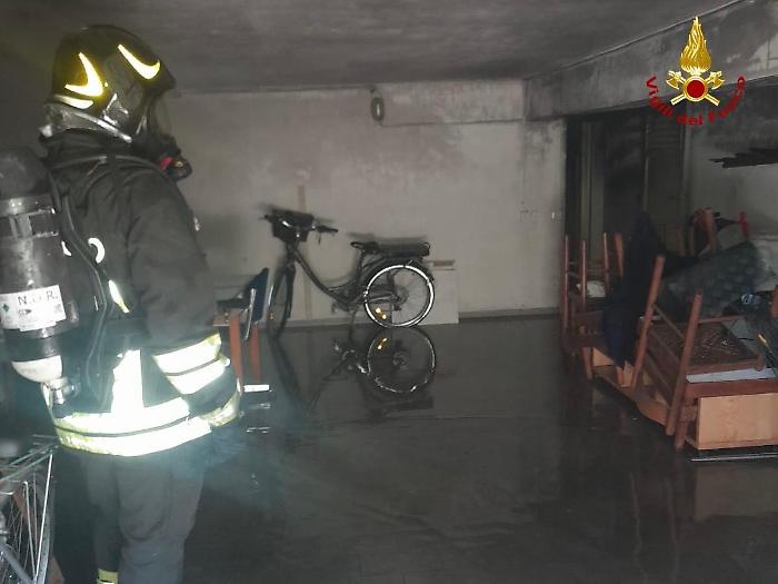 Incendio in un garage in città: intervento tempestivo dei vigili del fuoco evita la propagazione delle fiamme