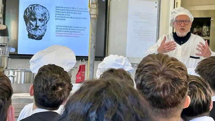Un momento di una lezione del progetto “Cucina e Salute nel Medioevo”