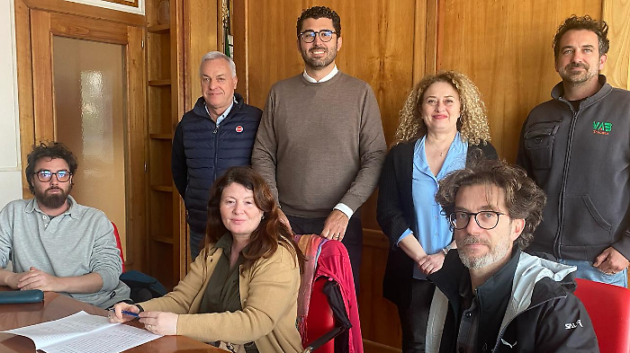 Il momento della firma per la costituzione dell'associazione temporanea 