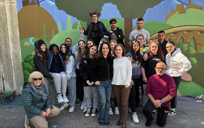 Un murale che unisce studenti, artisti e detenuti: quando l'arte è senza confini 