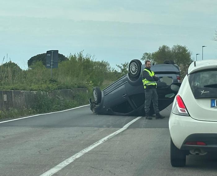 Auto si ribalta sulla strada delle Collacchie: traffico bloccato e conducente soccorso