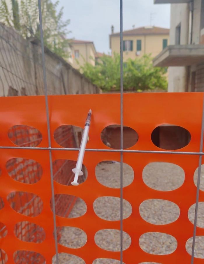 Sulla rete del cantiere spunta una siringa: "Ora basta, abbiamo paura"