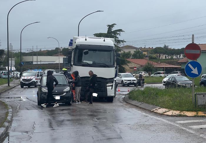 Madre e figlia tamponati da camion: traffico bloccato per un incidente all'ingresso della zona industriale