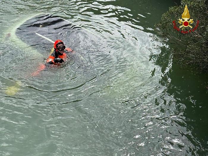 Recuperata un auto dal canale taglio di Ansedonia a Orbetello: nessun ferito, indagini in corso