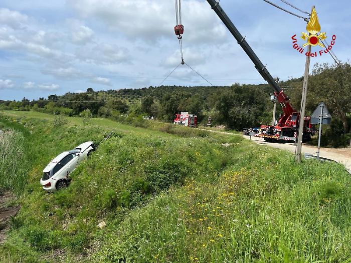 Intervento dei vigili del fuoco a Massa Marittima: auto finisce in un fosso, illesi gli occupanti