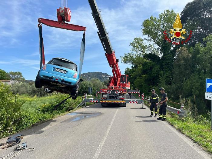 Perde il controllo dell'auto e finisce nel canale, ferito un uomo sulla Strada provinciale 152