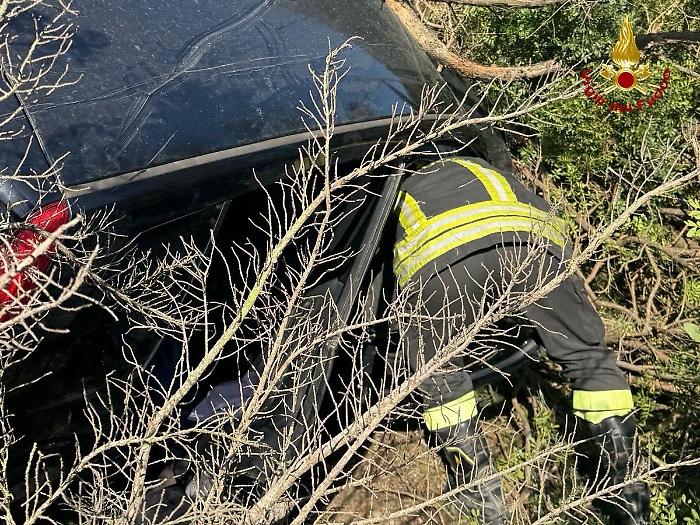 Fuori strada con l'auto, si schianta contro un albero: ferito un uomo sulla Strada provinciale dello Sbirro 