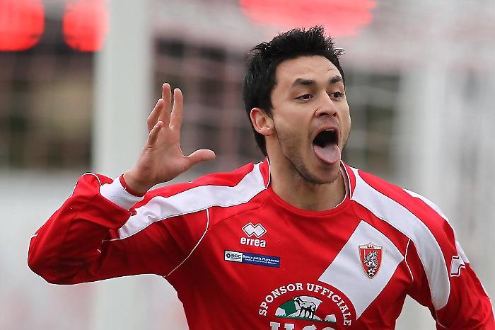 La maglia del Grifone fa un salto indietro nel tempo: torna lo sponsor tecnico degli anni d'oro 