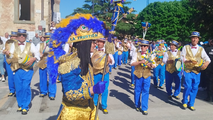 Gran finale alla Festa del Tulipano: un tripudio di luci e colori tra carri allegorici e tradizioni