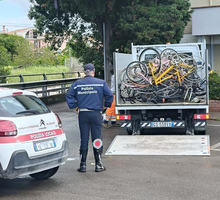 Rimosse decine di biciclette abbandonate in tutta la città: 