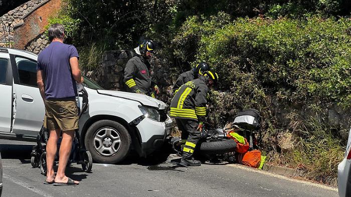 Tre feriti in uno scontro fra una moto e due auto sulla Provinciale: grave il centauro