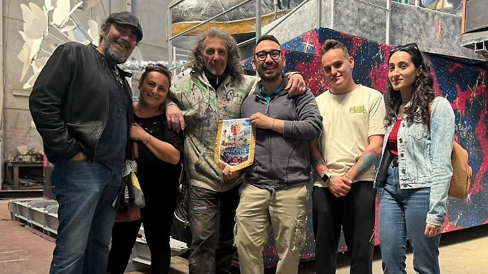 Il gruppo del rione Pratoranieri di Follonica con l'artigiano viareggino Massimo Breschi