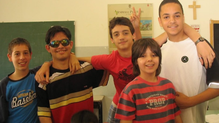 Un piccolo Lucio Corsi con alcuni compagni di classe 