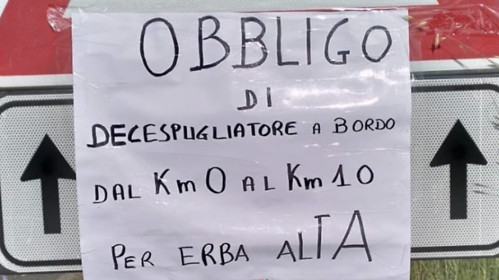 Il cartello stradale "Obbligo di decespugliatore a bordo"