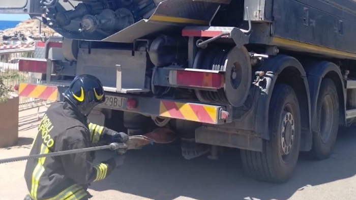 Cede il terreno, autocarro in bilico: intervento di recupero dei Vigili del fuoco