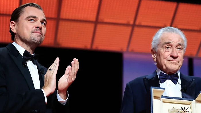 Leonardo DiCaprio e Robert De Niro nel momento della consegna della Palma d’Oro alla carriera 