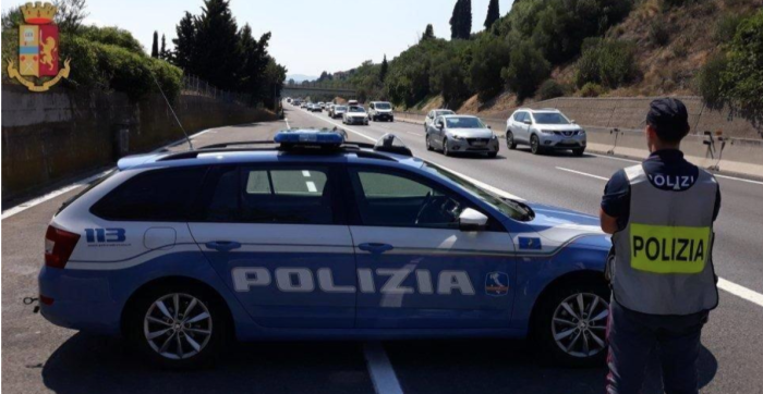 Auto truccata con botole per cocaina e soldi: 61enne arrestato con 34 mila euro e droga in A1. Cambio "magico" per aprire i nascondigli