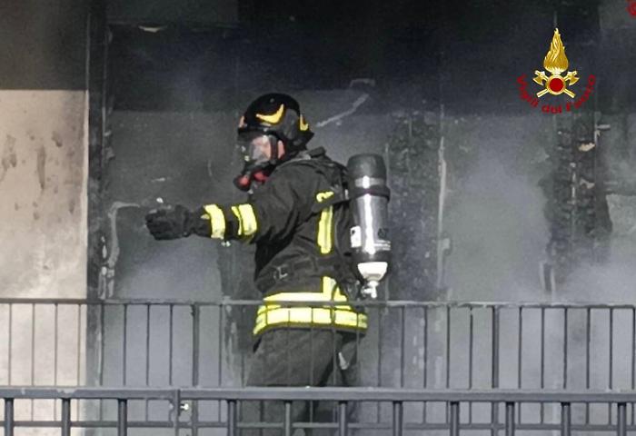 Incendio notturno in una villa multifamiliare, fiamme all'interno di due appartamenti
