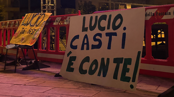 Un cartellone in piazza Orto del Lilli a Castiglione della Pescaia 