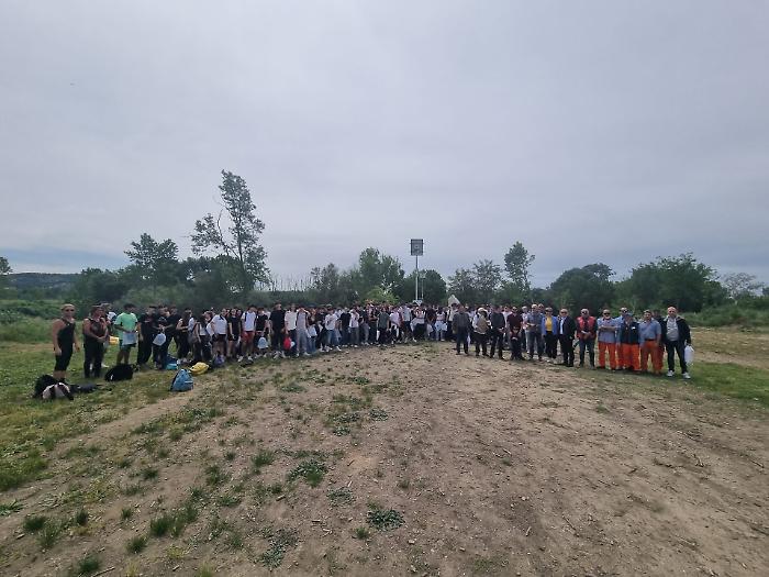 I partecipanti all'evento sul fiume Ombrone