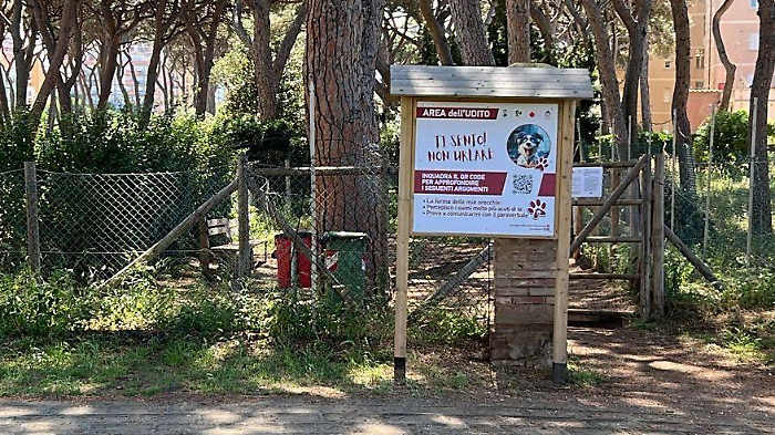’area dedicata ai cani nella pineta di Ponente a Follonica