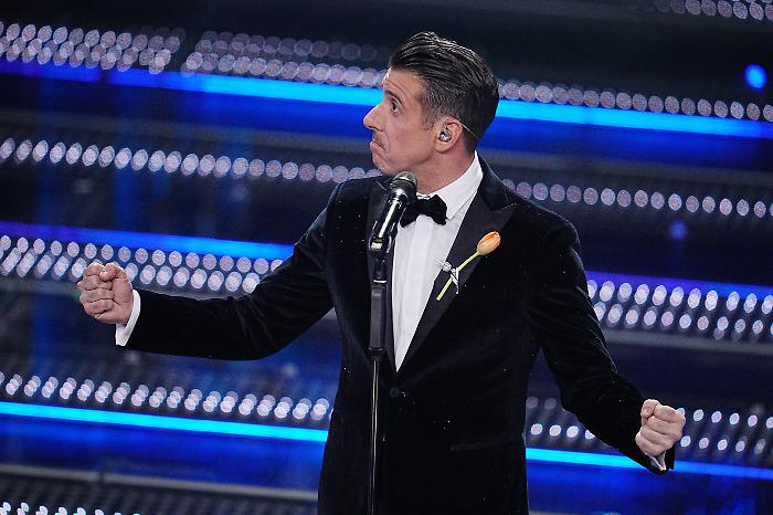 Francesco Gabbani, il primato al festival di Sanremo. La meditazione, l'amore per la solitudine e i primi passi da musicista nel negozio del padre a Carrara