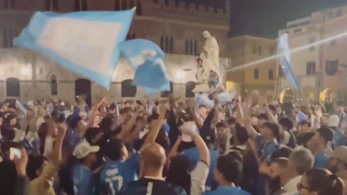 Grosseto festeggia la vittoria del Napoli in piazza Dante 