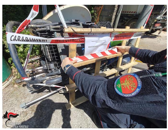 Ripreso dalle telecamere mentre abbandona i rifiuti, denunciato dai Carabinieri Forestali 