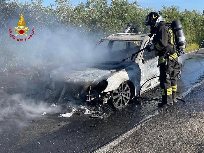 Fiamme improvvise, l'auto prende fuoco in strada: salvo il conducente 
