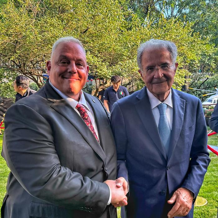 E in Cina Vivarelli Colonna incontra... Romano Prodi: "Qui è veramente tutto possibile!"