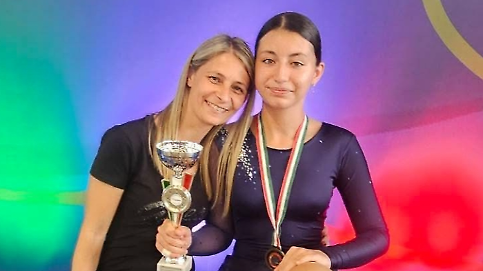 Alice Seri con la medaglia di bronzo dei campionati italiani di pattinaggio artistico