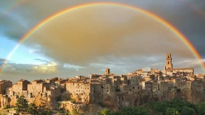 Pitigliano illuminato dell'arcobaleno 