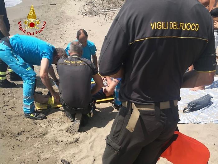 Malore in spiaggia, resta immobilizzato: soccorso dai Vigili del fuoco in fuoristrada a Principina a Mare