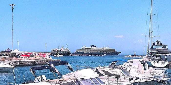 Due navi da crociera con i motori accesi a pochi metri dalla spiaggia affollata: "Una è lunga quanto il Titanic"