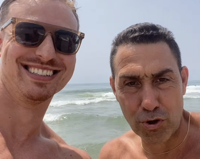Vannacci sulla spiaggia con Vasellini: "Oggi tutti al mare, mi raccomando!"