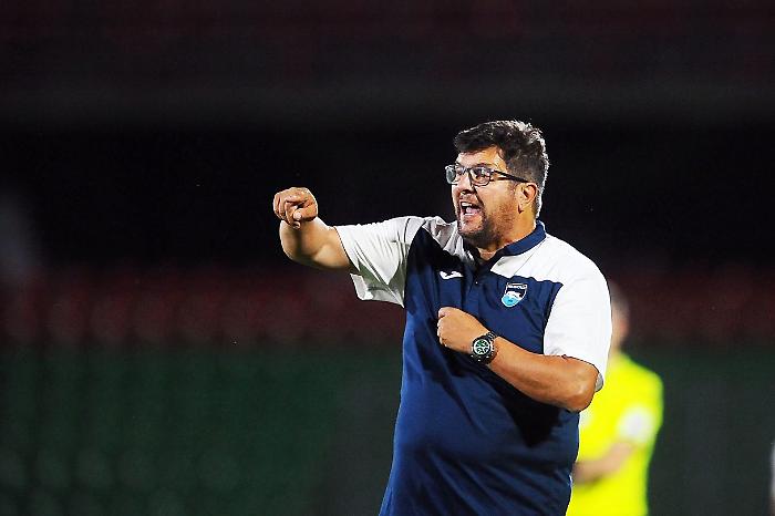 Chi è Silvio Baldini, l'allenatore che ha riportato il Pescara in Serie B: il "calcio nel sedere" al collega Di Carlo durante la partita, in panchina gratis alla Carrarese, la famiglia e la figlia Val