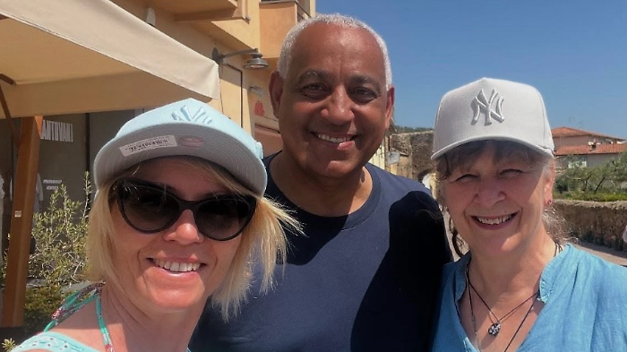 Omar Minaya a Castiglione della Pescaia insieme alla sindaca Elena Nappi 